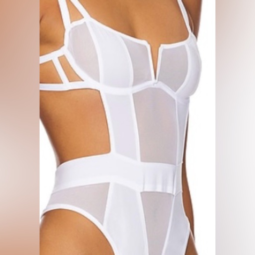 NWT REVOLVE Orla Wired Bodysuit in White
BLUEBELLA - Picture 4 of 5
